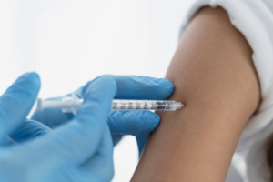 Aumento de casos de covid-19 e influenza reforçam importância de manter vacinação em dia