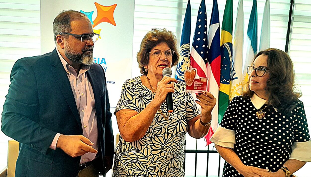 Martagão Gesteira homenagem o Rotary Club da Bahia