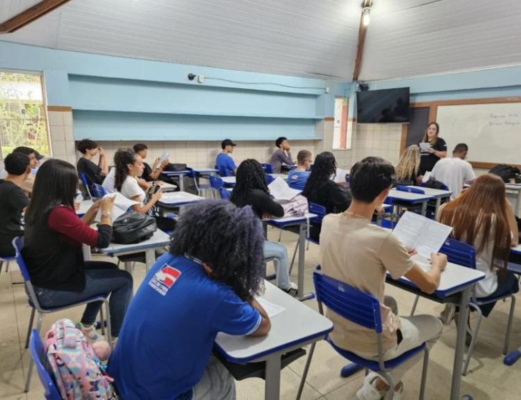 Jerônimo anuncia contratação de psicólogos e assistentes sociais para a rede estadual de ensino