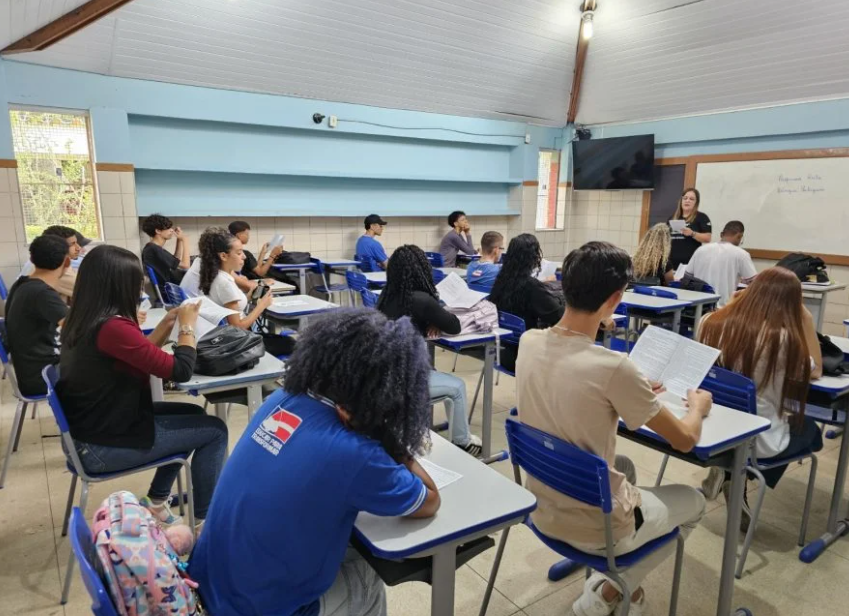 Jerônimo anuncia contratação de psicólogos e assistentes sociais para a rede estadual de ensino