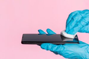 Saiba como limpar o celular sem danificar o aparelho