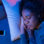 Dormir com celular perto da cabeça: riscos reais e como proteger seu sono