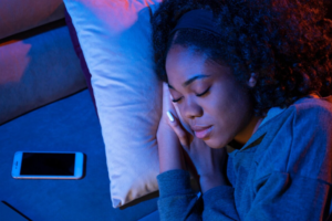 Dormir com celular perto da cabeça: riscos reais e como proteger seu sono