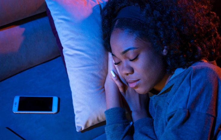 Dormir com celular perto da cabeça: riscos reais e como proteger seu sono