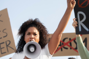 Racismo: entenda o que é, como denunciar e por que o combate ainda é urgente