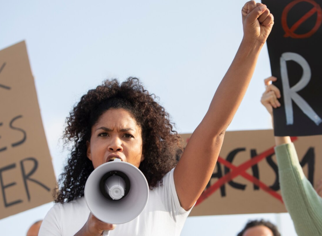Racismo: entenda o que é, como denunciar e por que o combate ainda é urgente