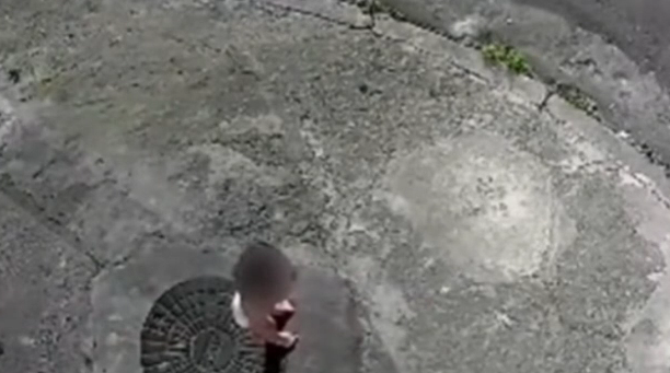 Criança é encontrada sozinha em rua à noite; mãe teria ido à baile funk e foi presa por abandono