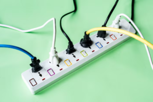 Mulher morre após choque elétrico ao ligar extensão para tanquinho; confira dicas de segurança